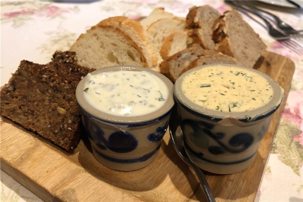 Die Haarmühle bietet rustikale Sattmacher in einem einzigartigen Ambiente Für das hausgebackene Brot ist die Haarmühle bekannt. Als Gruß des Hauses waren die verschiedenen Sorten mit Kräuterbutter und fluffigem Kräuterquark ein leckerer Starter.