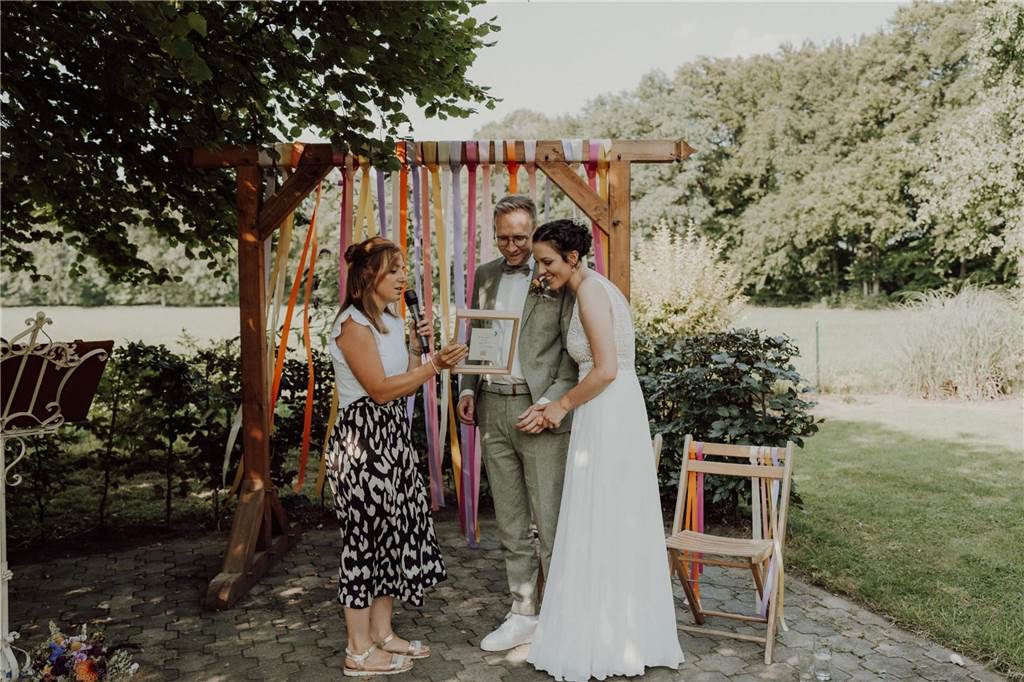 Liebe als Beruf: Pia Wehling ist freie Traurednerin und verheiratet Paare Pia Wehling und ein Brautpaar