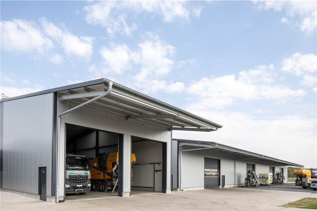 Firmengründung kein Aprilscherz: Rensing Landservice setzt auf Region In einer Halle sind Fahrzeuge geparkt auf dem Gelände von Rensing Landservice in Südlohn.