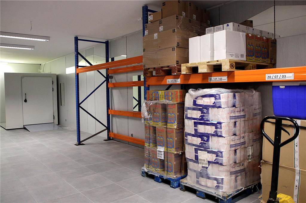 Neuer Tafelladen strahlt in bunten Farben: Eröffnung im Mai r das neue Lager wurde auch ein neues Kühlhaus angeschafft.