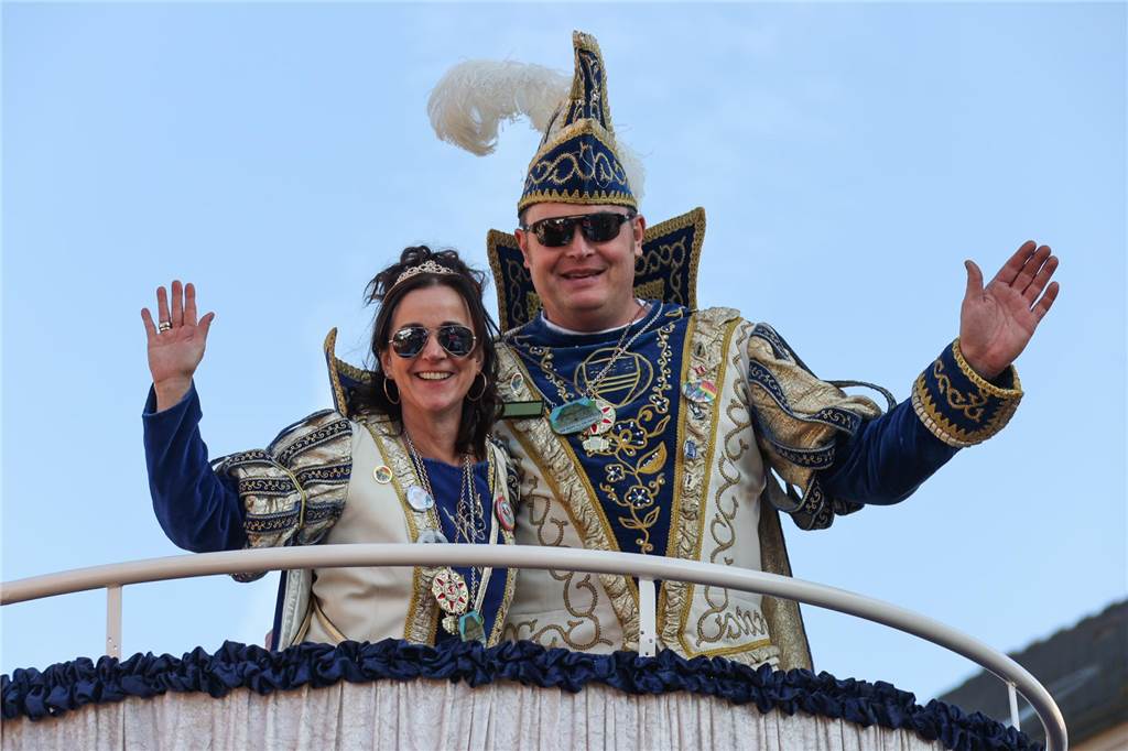 Tausende feiern im Rosenmontagsumzug: Rambazamba ohne „Wackelkontakt“ das Prinzenpaar steht auf dem Prinzenwagen