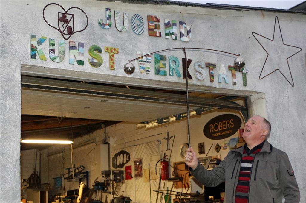 Neues Weihnachtsbild im Dorf – auch dank der Ideenschmiede eines Tüftlers Für den 73-Jährigen ist es eine Passion, mit Jugendlichen in der Jugendkunstwerkstatt zu arbeiten.