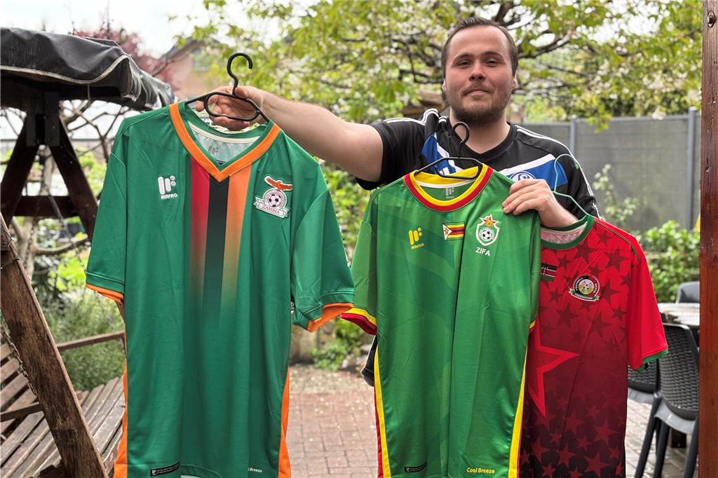 Ahauser sammelt Fußballtrikots aus der ganzen Welt Frederik Abbing präsentiert drei afrikanische Trikots.