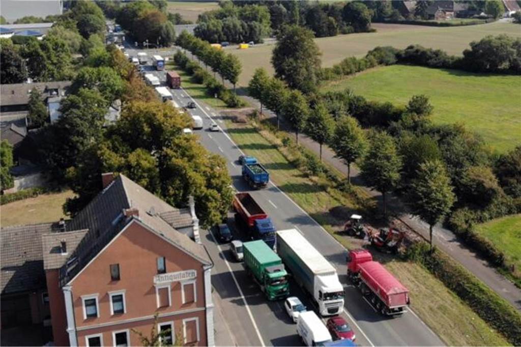Bewohner in leer stehendem Haus an B54: Abriss muss verschoben werden Für den Ausbau der B54 muss das Gebäude an der Dortmunder Straße 244 weichen. Das Gelände soll der Natur zurückgegeben werden.