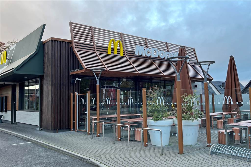 Der erste und einzige McDonald’s in Haltern: Verschandelung oder ein Genuss? Für den Bau der McDonald’s Filiale gab es mit Rücksicht auf die umliegende Wohnbebauung viele Auflagen wie Lärmschutzwand und Grünflächen rund um.