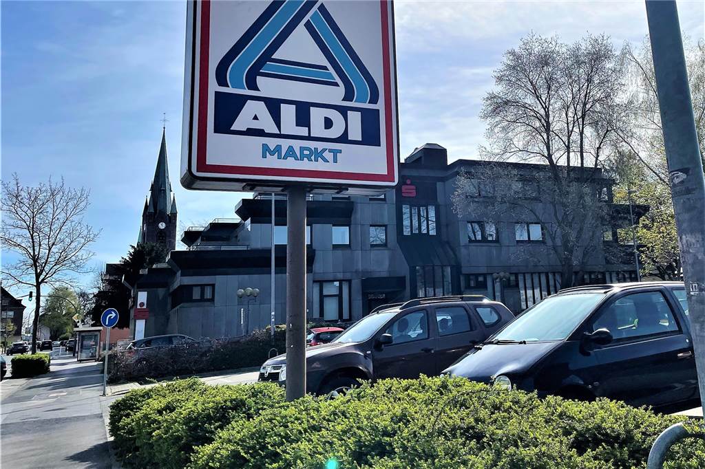 Neuer Aldi-Markt in Dortmund: Eröffnung könnte ins Frühjahr 2023 fallen Für den Bau des neuen Aldi-Markts muss das ehemalige Sparkassen-Gebäude samt Wohnungen, SB-Filiale und Augenarzt-Praxis abgerissen werden.