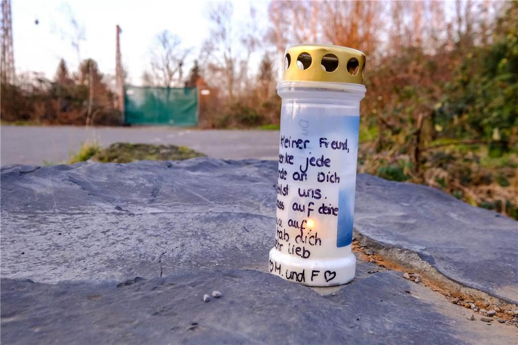 Vater des verletzten Amir: „Mir ist der Himmel auf den Kopf gefallen“ Eine Grabkerze steht auf einem großen Stein in der Nähe eines Bahngeländes, wo sich das Zugunglück in Recklinghausen ereignet hat.