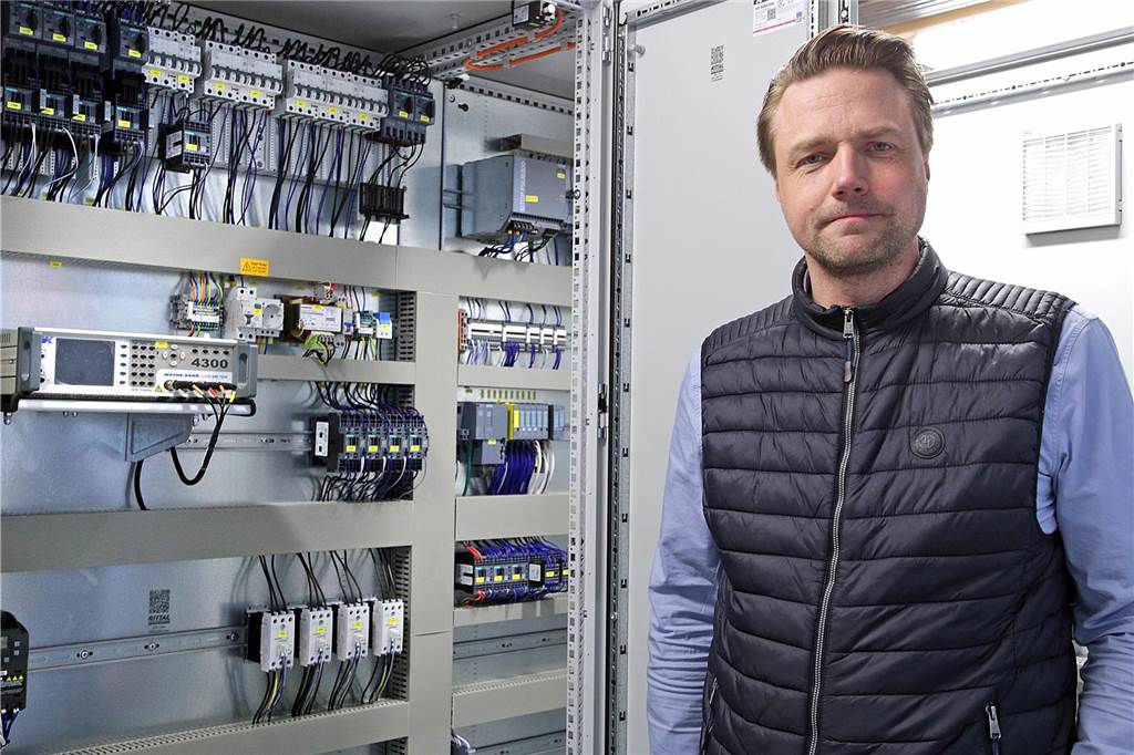 Auszubildende dringend gesucht: Firma KSK lädt zur Infobörse ein Ein Mann steht vor einem Schaltschrank.