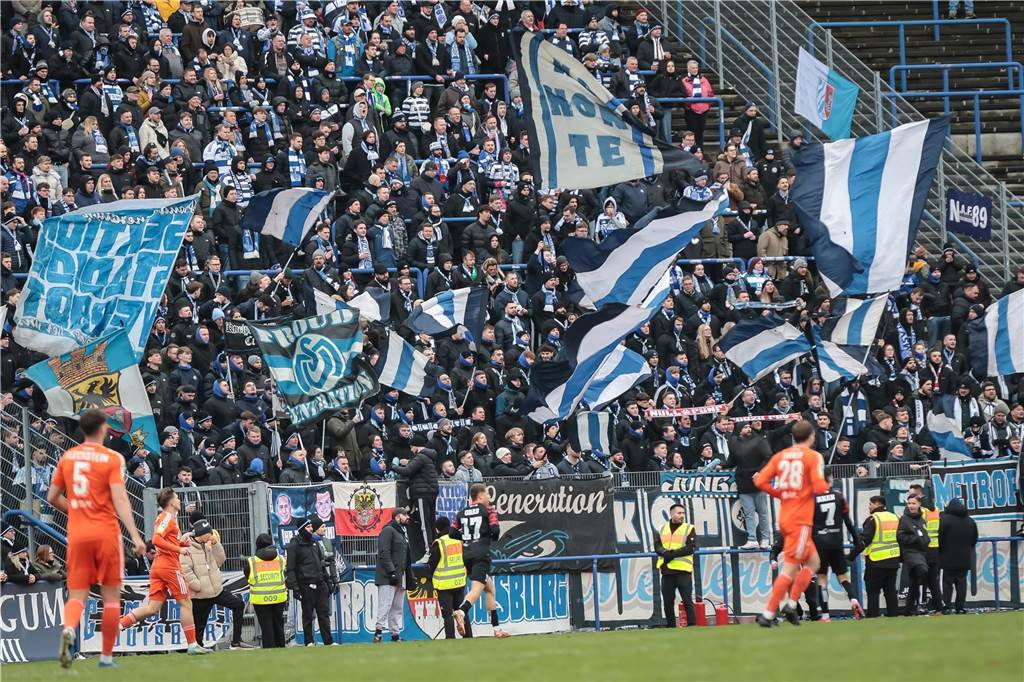 Emotionales Borchmann-Debüt bei Türkspor Dortmund: „Das war schon ein krasses Gefühl“ Für den besonderen Rahmen des Spiels in Hagen sorgte der volle Auswärtsblock des MSV Duisburg.
