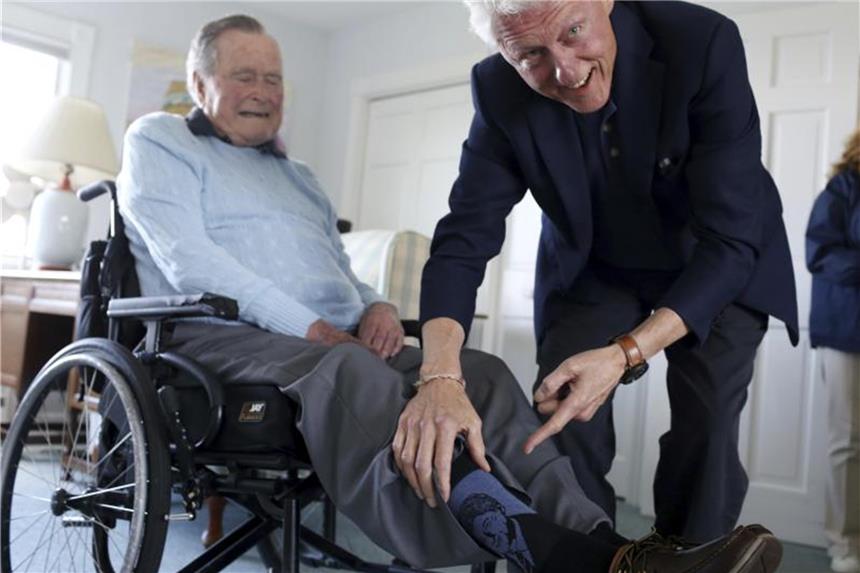 George Bush senior: Neuer Hund und Clinton-Socken Für den Besuch hat sich George H. W. Bush extra Clinton-Socken angezogen. Foto: Evan F. Sisley/Office of George Bush