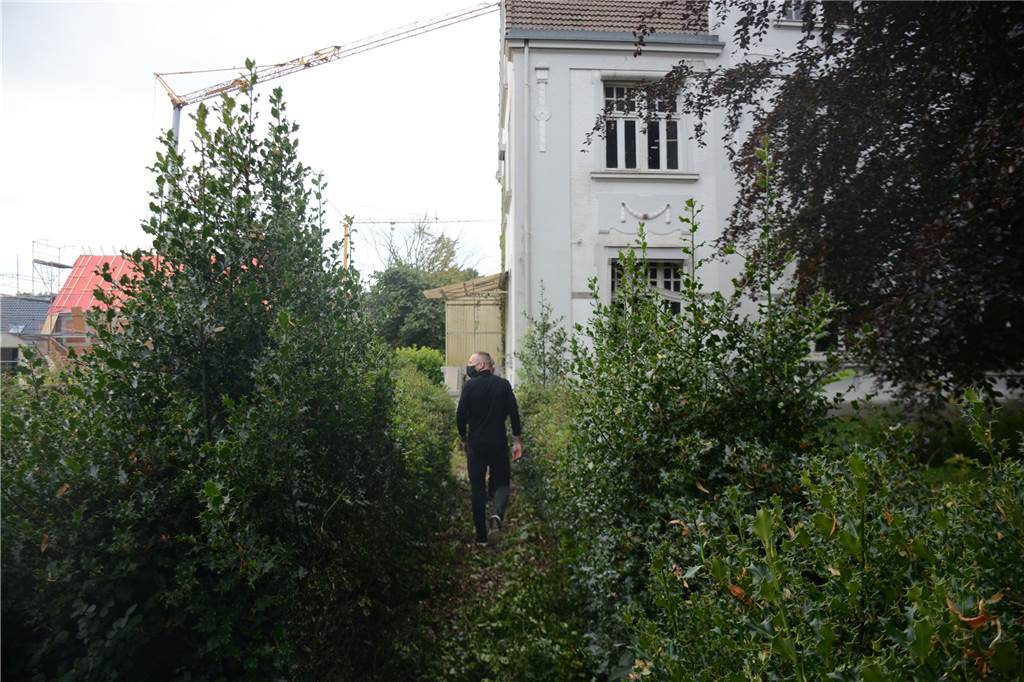 Fußballprofi macht heruntergekommene Villa in Dorsten zum Schmuckstück Für den Besuchstermin ließ Familie Bakalorz eigens den Weg durch das wild wuchernde Gestrüpp des Vorgartens frei schneiden.