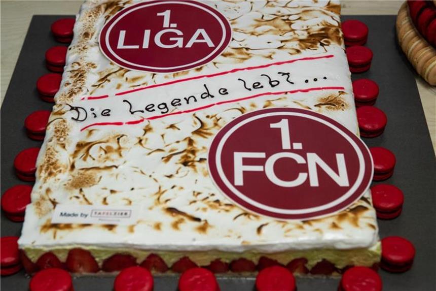 Stadt ehrt Rekordaufsteiger 1. FC Nürnberg Für den Bundesliga-Rückkehrer 1. FC Nürnberg gab es eine Erdbeer-Pistazien-Torte. Foto: Daniel Karmann