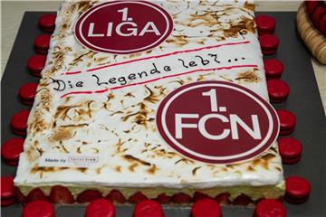 Für den Bundesliga-Rückkehrer 1. FC Nürnberg gab es eine Erdbeer-Pistazien-Torte. Foto: Daniel Karmann