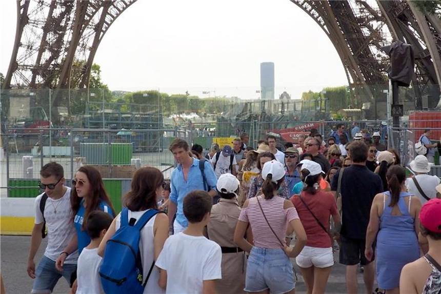 Zutritt verboten: Wo nicht alle Besucher willkommen sind Für den Eiffelturm mit über sechs Millionen Besuchern im Jahr werden inzwischen viele Tickets über das Internet verkauft. Foto: Christian Böhmer