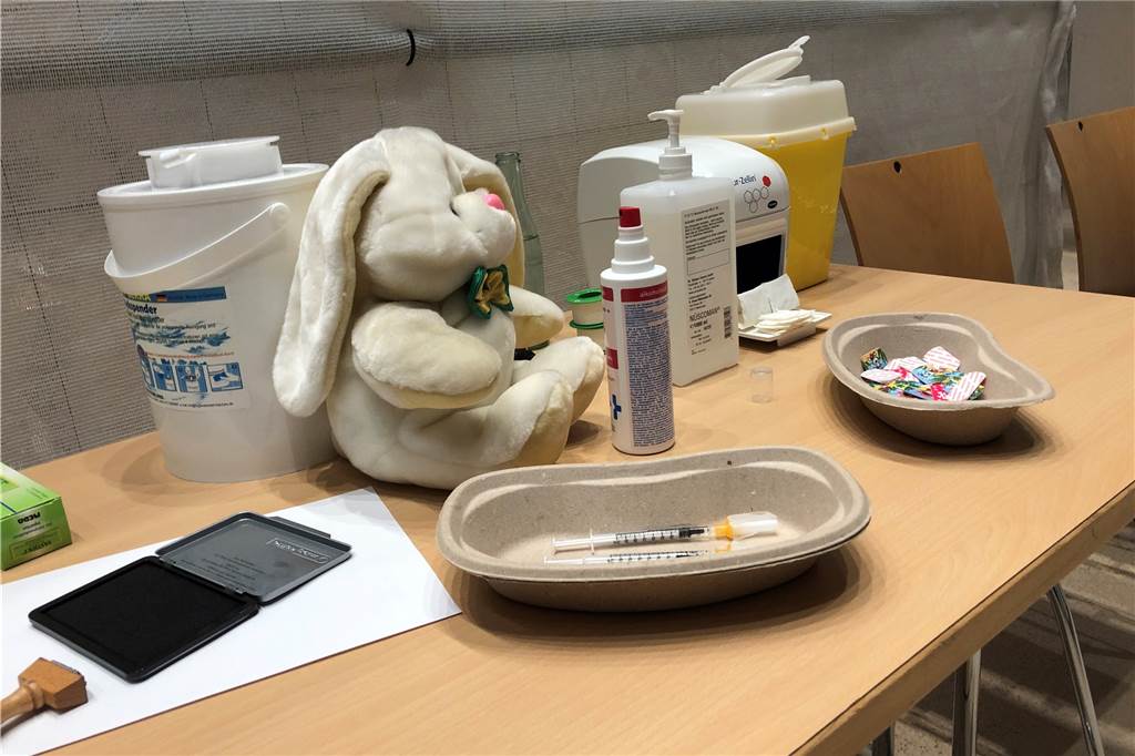 Impfungen von Kindern im Bürgerhaus Selm: „Ich habe kaum was gespürt“ Für den Fall der Fälle stand ein Stoffhase als Trostspender bereit.