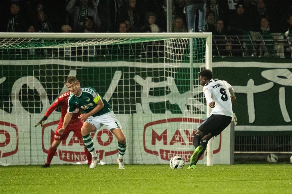 Neuer Raketenantrieb für die BVB-U23: Das ist Neuzugang Moses Otuali Moses Otuali schießt aufs Tor.