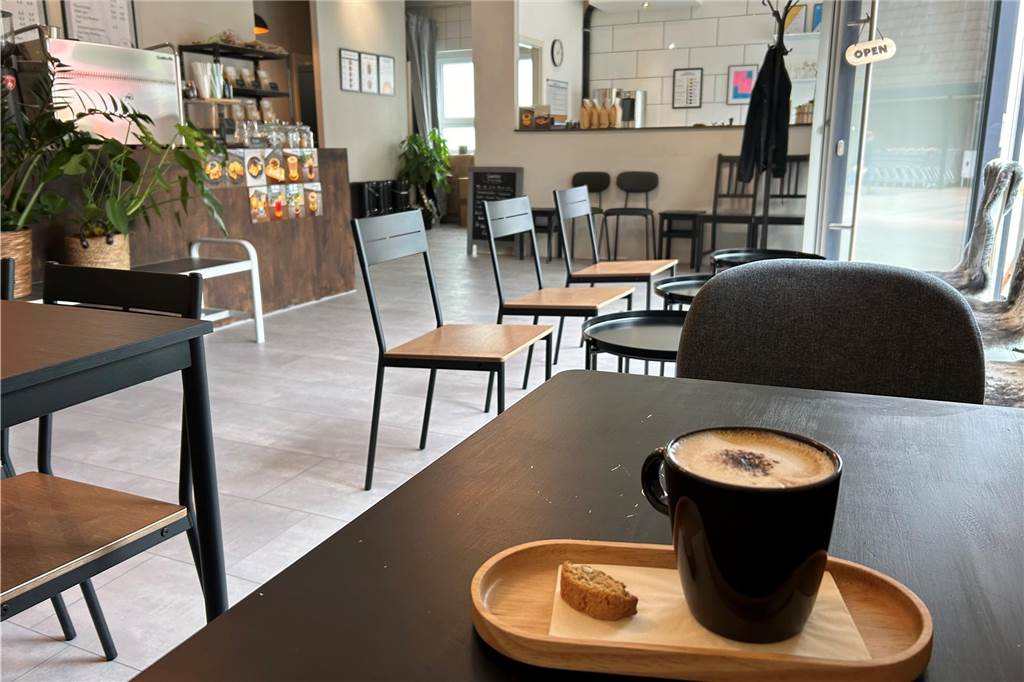 Eine Tasse Cappuccino im Café Sinabro.