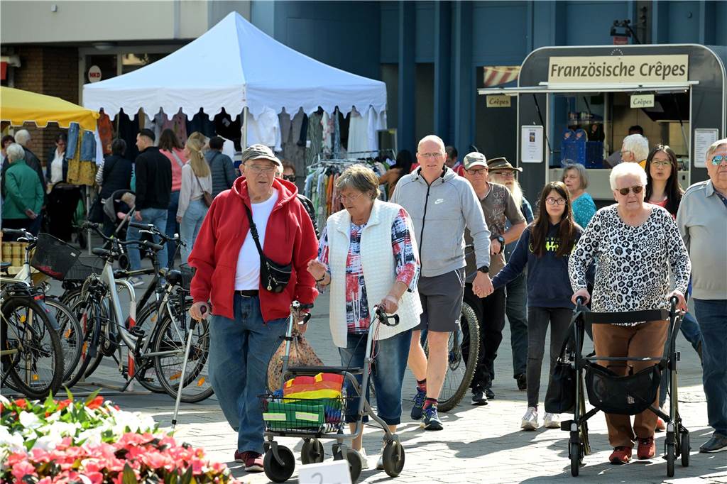 Für den kleinen Hunger unterwegs gab es Crepes, Reibekuchen, Wild-Bratwürstchen und auch Waffeln für den guten Zweck. 