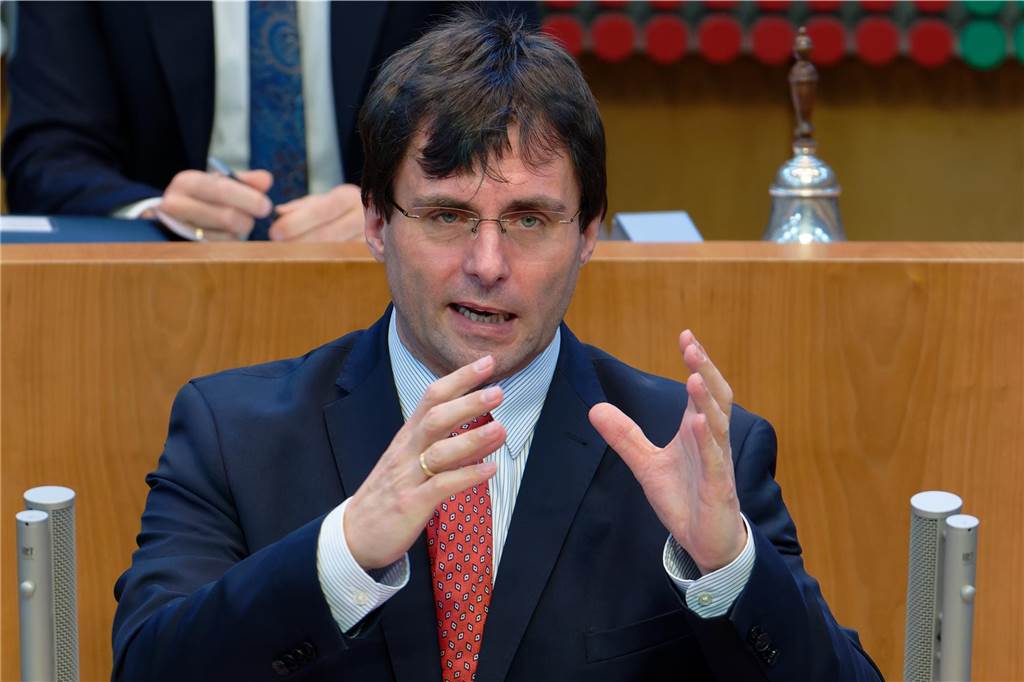Grundsteuer: Gutachten setzt auch Hertens Nachbarstädte unter Druck Marcus Optendrenk (CDU), Finanzminister des Landes Nordrhein-Westfalen, spricht bei einer Aktuellen Stunde im Landtag von Nordrhein-Westfalen zum Thema Grundsteuer.