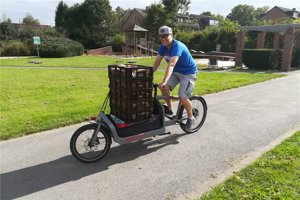 Lastenfahrräder im Trend: Lange Lieferzeiten für ein tolles Fahrgefühl Für den Lüner Marc Frieling ist das Fahrrad der Autoersatz geworden. Mit seinem Lastenfahrrad eines dänischen Herstellers macht er nicht nur den Wocheneinkauf, sondern sorgt auch schonmal fürs Essen auf ADFC-Veranstaltungen, wie hier bei einer Critical Mass im vergangenen Jahr.