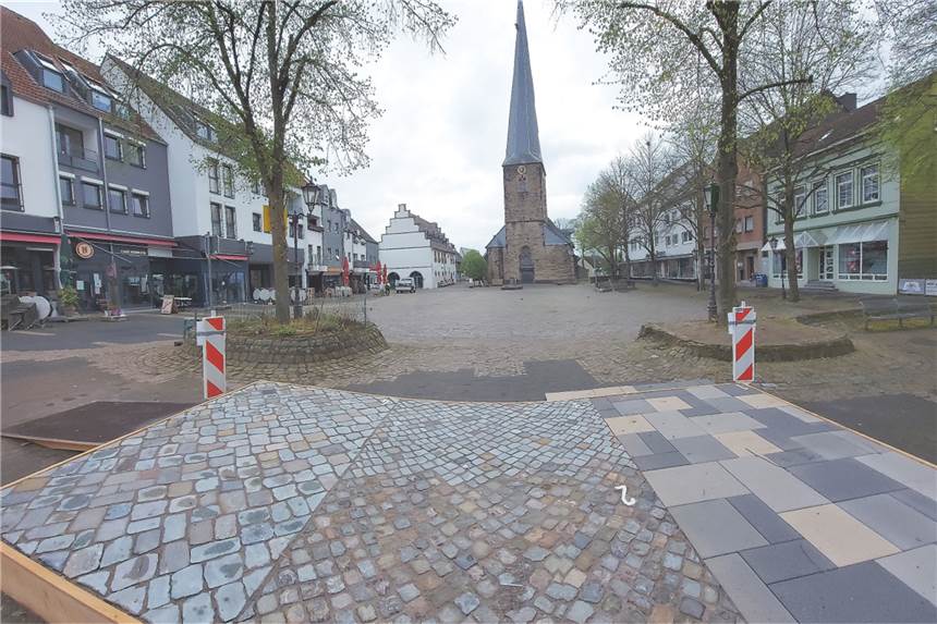 Marktplatz: Mehrheit der Schwerter ist für den gesägten Naturstein Für den Marktplatz muss noch das passende Pflaster ausgewählt werden.