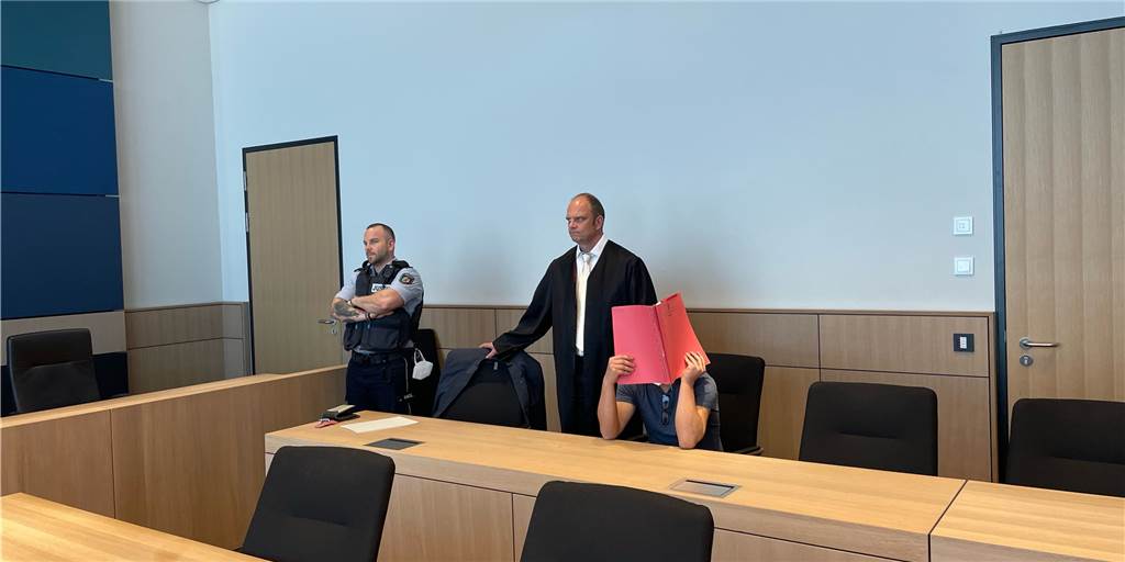 Herne: Verliebter 49-Jähriger sticht auf Arbeitskollegen (31) ein Ein 49-Jähriger steht vor Gericht.