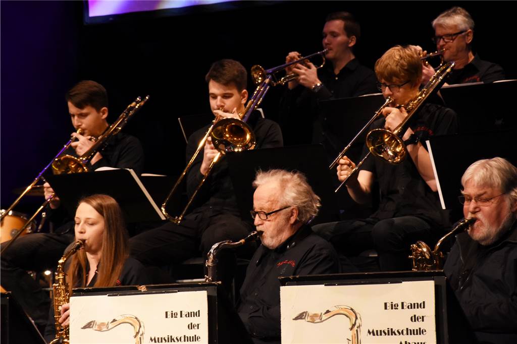 Viele Fotos: Ahauser Neujahrsempfang mit Sekt, neuem Image-Video und Spahn-Komplimenten Für den musikalischen Teil sorgte die Big-Band der Musikschule Ahaus.