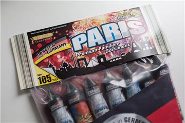 Für den Namen "Paris" eines Raketensets steht der Discounter Aldi Süd in der Kritik.