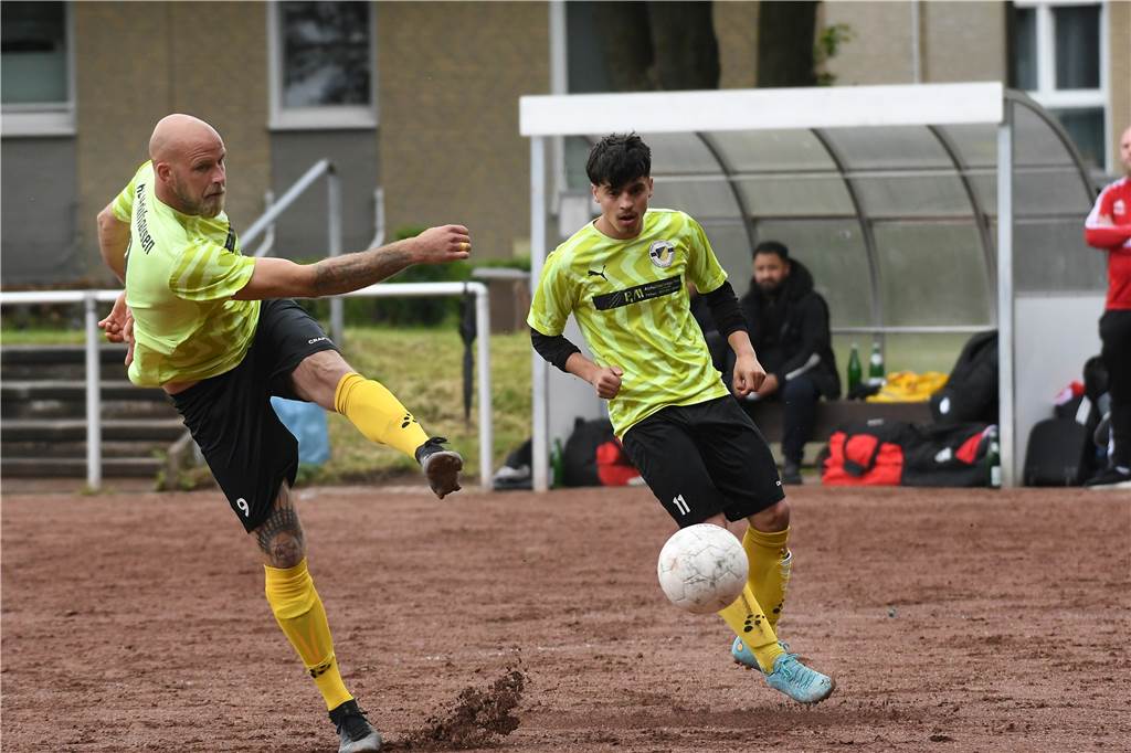 Wacker Obercastrop macht ein Herner Team zum Meister Für den neuem Meister RSV Holthausen gelangen Christoper Rupieper (l) gegen die SG Castrop II fünf Tore.