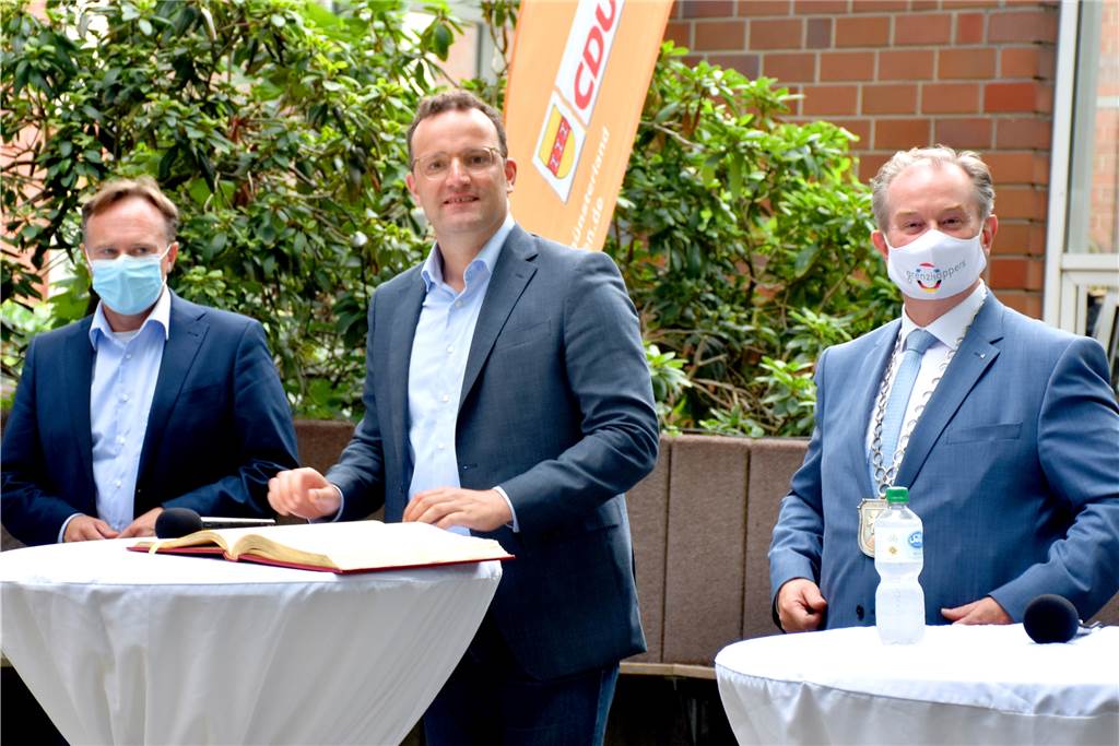Gesundheitsminister Jens Spahn spricht am Henricusstift von neuem Alltag Für den obligatorischen Eintrag ins Goldene Buch der Gemeinde war natürlich noch Zeit: Dort bedankte sich Jens Spahn für den freundlichen Empfang.