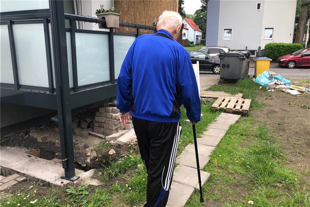 Gefährlicher Fußweg: Vonovia lässt Huckarder Mieter seit Monaten im Stich Für den Senioren ist der Weg über die losen Steine jedes Mal gefährlich.