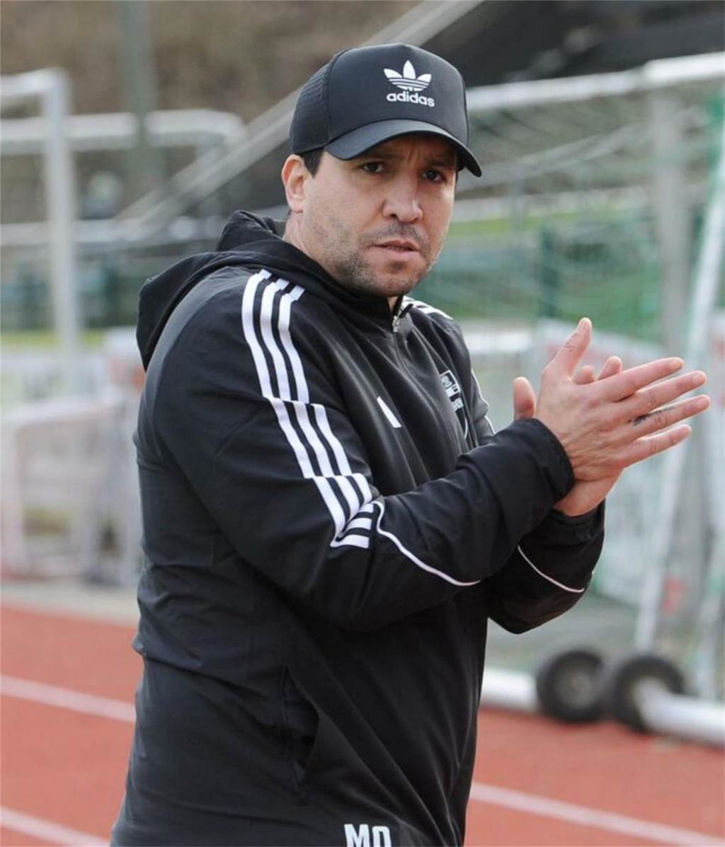 Der SC Hennen jagt VTS Iserlohn und ASSV Letmathe Mohamed Tahrioui im Trainingsanzug und klatscht.