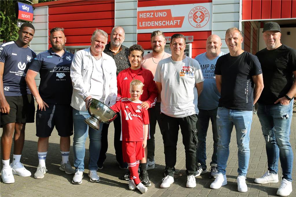 Für den SV Brackel und Olaf Schäfer (3.v.l.) beginnt der Kronen-Green-IT-Cup.