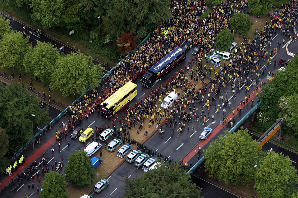 Für den Truck gab es auf dem Weg zur B1 kaum ein Durchkommen. Rund 400.000 Fans feierten die Meistermannschaft.