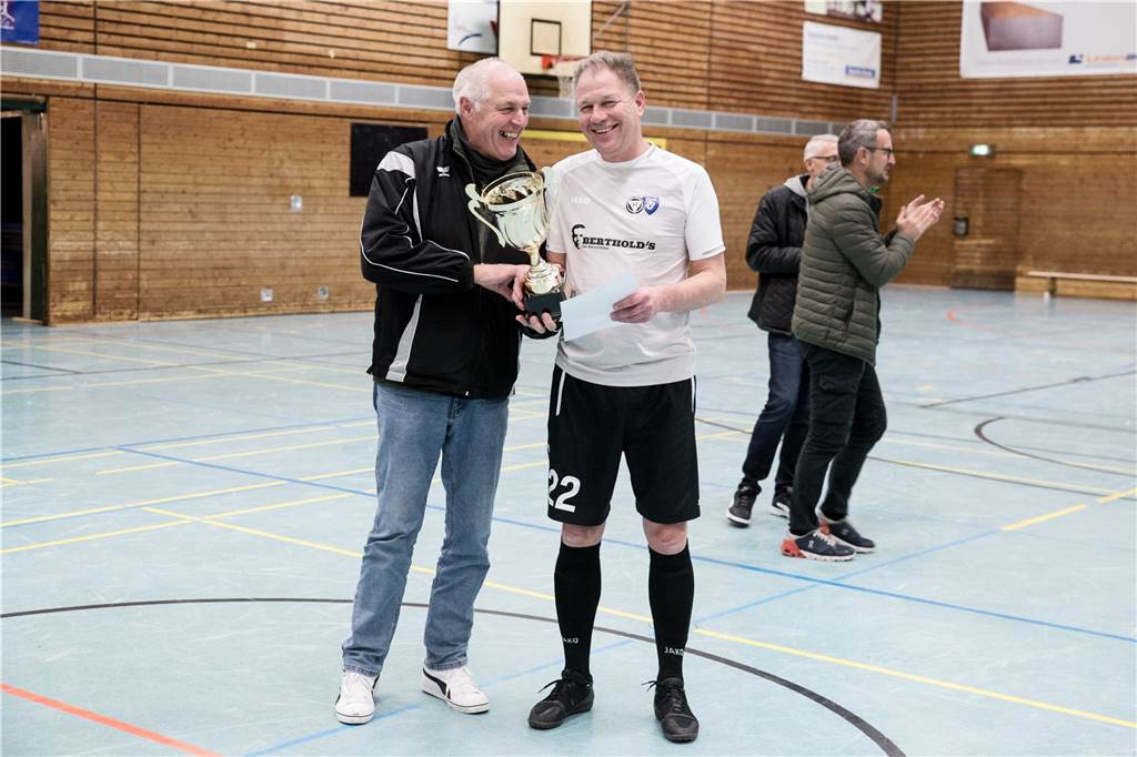 TuS Haltern verteidigt Titel bei der Ü32-Hallenstadtmeisterschaft Für den TuS Haltern am See gab es am Ende erneut den Pokal für den Titel als Ü32-Hallenfußball-Stadtmeister.