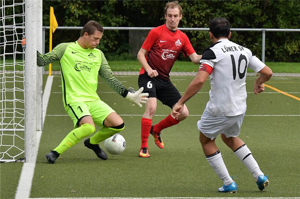 Jörg Lemke hat einen neuen Klub gefunden Jörg Lemke versucht einen Ball zu halten.