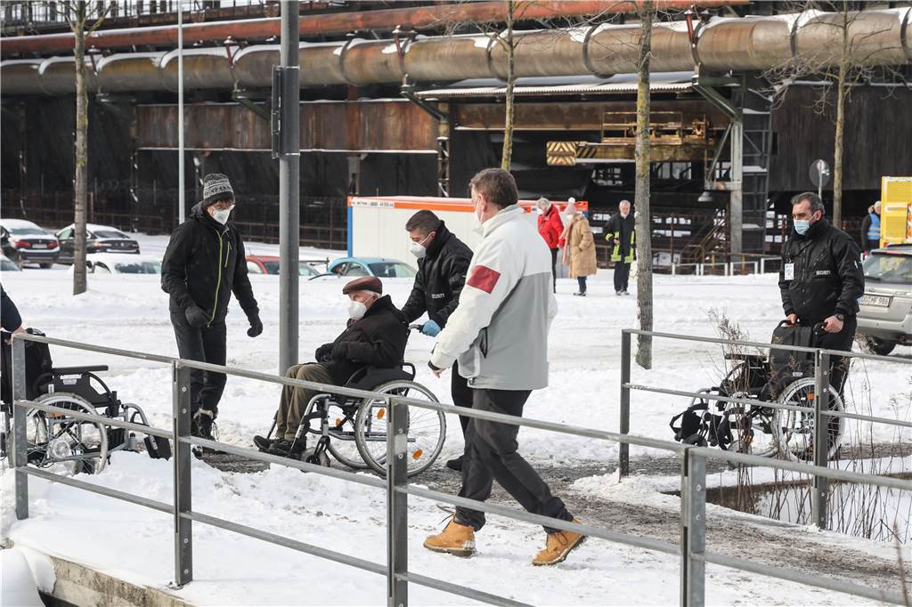 Start mit Hindernissen im Dortmunder Corona-Impfzentrum Für den Weg vom Parkplatz zum Impfzentrum wurde auf Wunsch ein Rollstuhl-Transport organisiert.