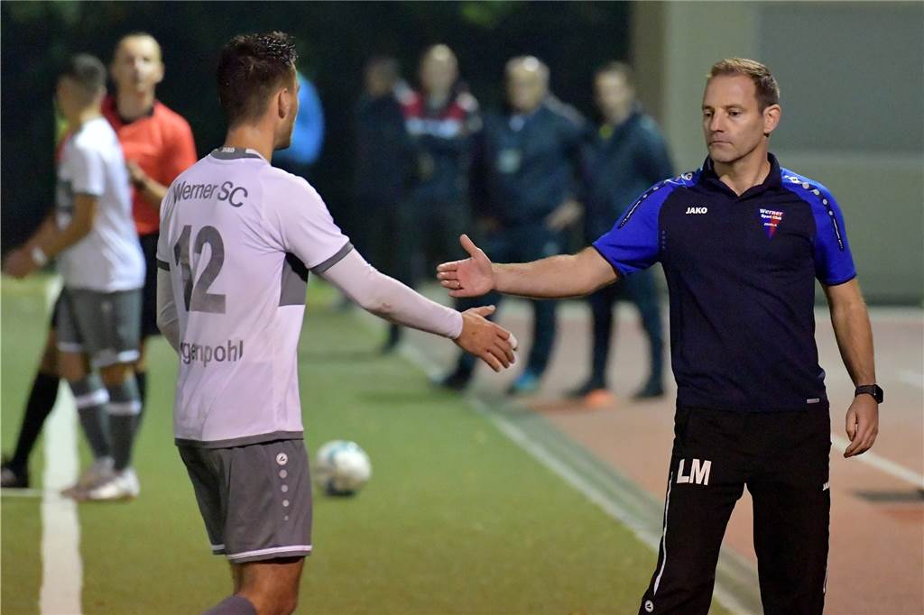 Pleiten-Serie beim Werner SC: Trainer Müller formuliert klare Erwartungen für die Partie gegen Gemen Für den Werner SC, hier Trainer Lars Müller mit Mittelfeldspieler Henry Poggenpohl, läuft es momentan alles andere als rund.