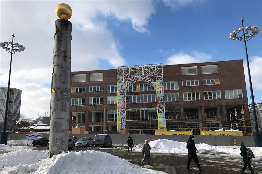 Gefährlich verschneite Gehwege: Wer muss vor öffentlichen Gebäuden räumen? Für den Winterdienst vorm Rathaus kümmert sich das städtische Tiefbauamt.