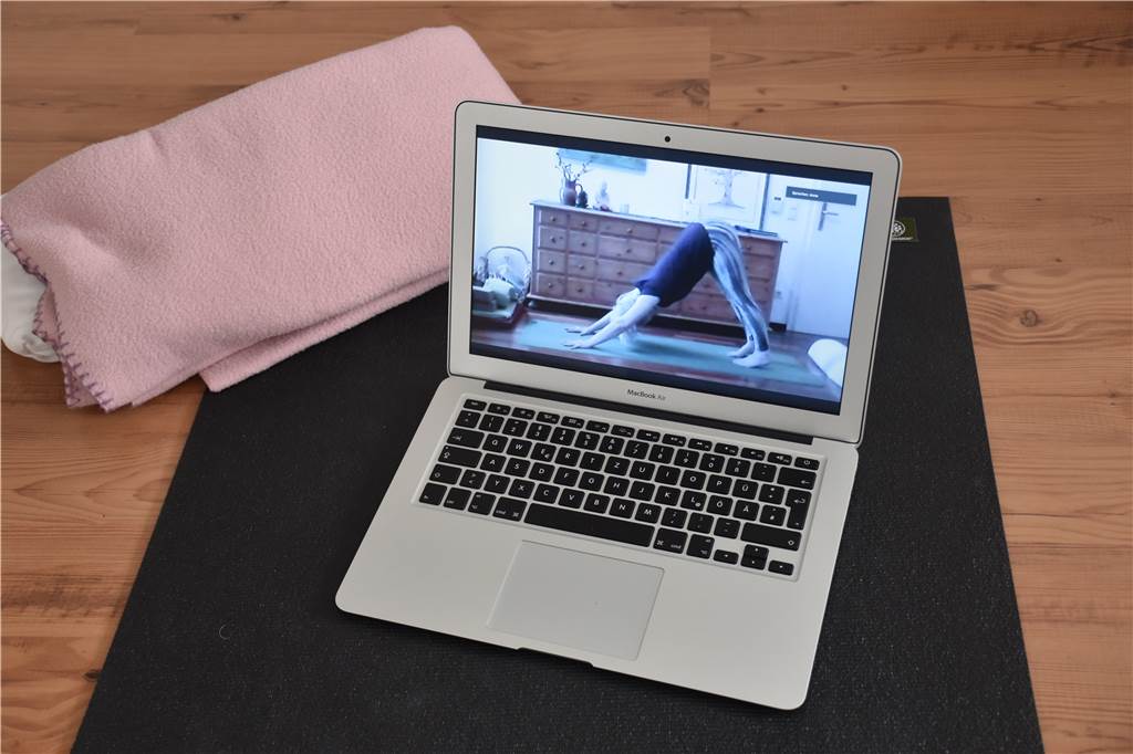 Im Schneidersitz vor dem Laptop: 90 Minuten Yoga über Zoom Für den Zoom-Yoga-Kurs brauchen Sie: einen Laptop, ein Smartphone oder Tablet, eine Yoga-Matte, eine Wolldecke - und natürlich Internet.