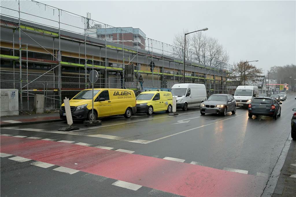 Fahrbahn auf Borker Straße gesperrt : Verkehrschaos bis in die City Für die Aldi-Baustelle ist seit Montag (5.12.) eine Fahrspur an der viel befahrenen Borker Straße stadtauswärts gesperrt.