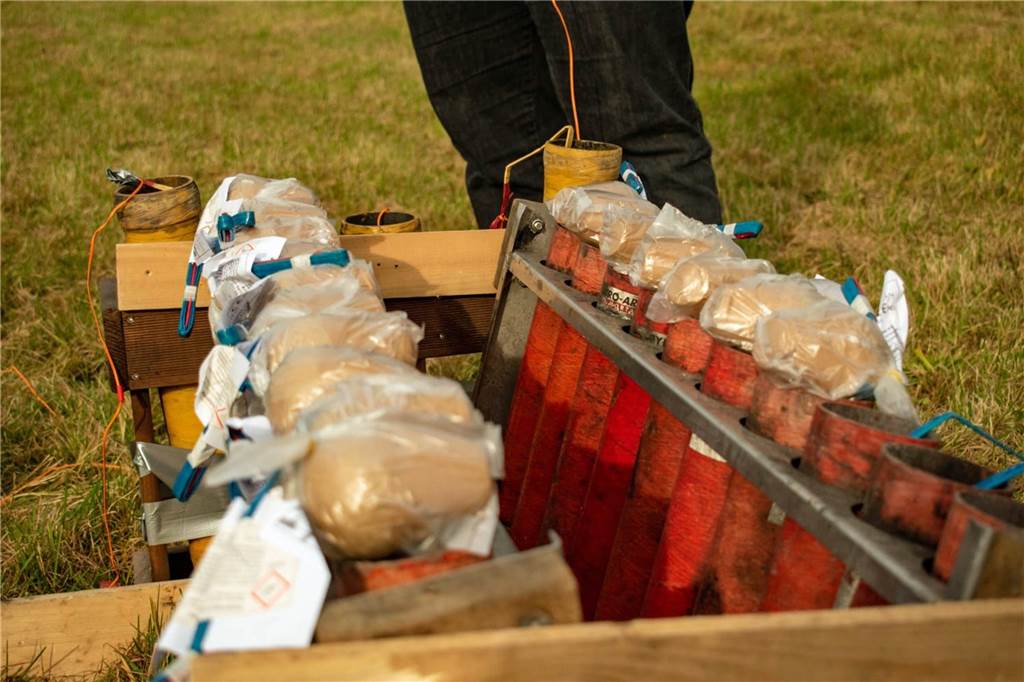 „Böllerverbot" ist für Hobbyfeuerwerker aus Stadtlohn ein echter „Schock" Für die Ausbildung zum Pyrotechniker muss der 23-Jährige 20 Großfeuerwerke mitgestalten. Schwerpunktmäßig ist er dabei im Ruhrgebiet unterwegs.