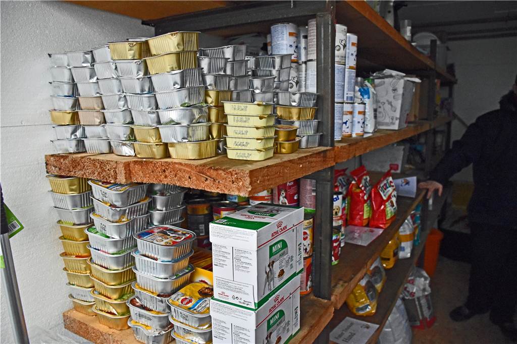 Mitarbeiter hatten bei der ersten Futterausgabe der Werner Tiertafel viel zu tun Für die Ausgabe waren die Regale im Container der Tiertafel gut gefüllt.
