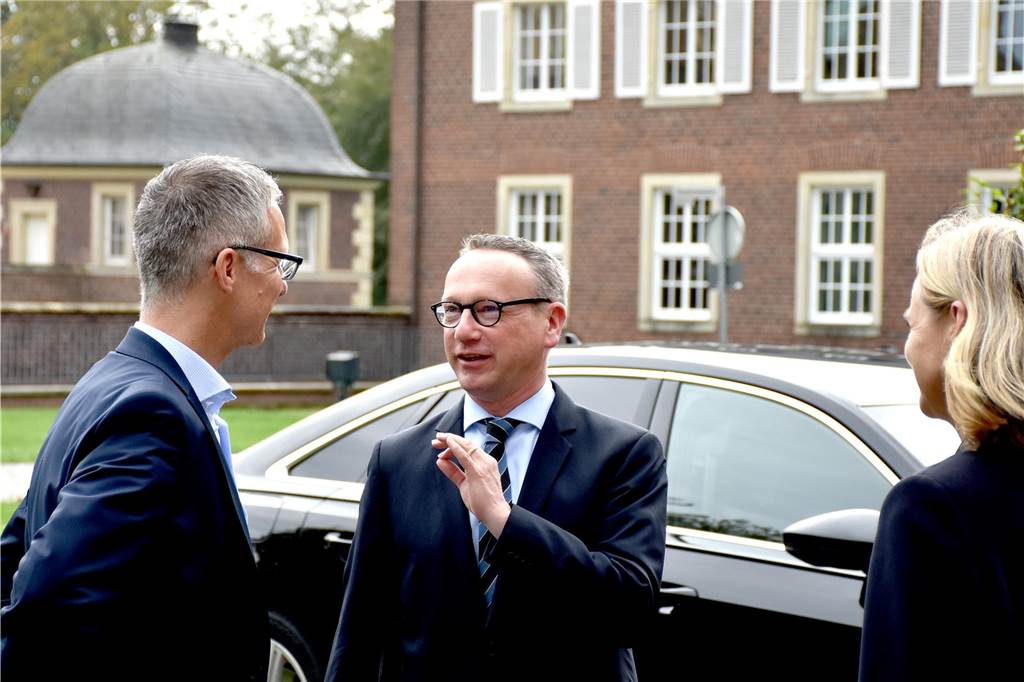 Ahaus hat das schönste Gericht: NRW-Justizminister überreicht Urkunde Für die Auszeichnung war NRW-Justizminister Dr. Benjamin Limbach am Freitag eigens nach Ahaus gekommen.