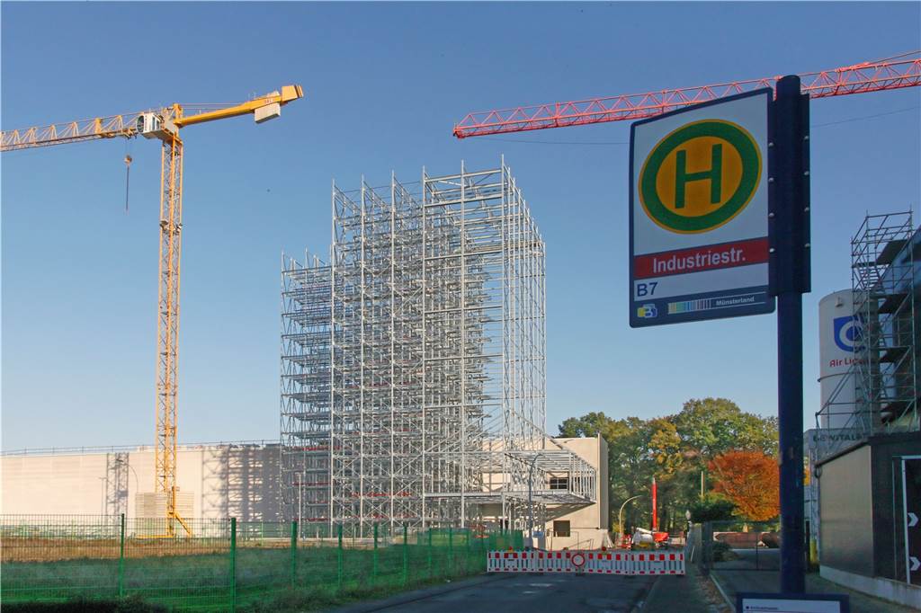 Bewital-Logistikcenter: Bau im Zeitplan, Regallager wird 37 Meter hoch Für die Bauarbeiten der Bewital-Unternehmensgruppe ist die Industriestraße in dem Bereich voll gesperrt.