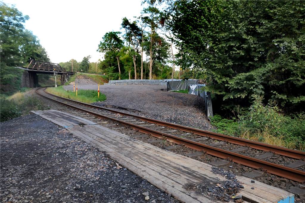 Großbaustelle der Bahn: Zwei Monate keine Züge nach Hagen und Iserlohn Für die Baufahrzeuge ist eine Rampe hoch zum Bahndamm der Strecke Schwerte-Iserlohn aufgeschüttet worden. Dahinter ist ein großer Bauplatz geschottert worden.