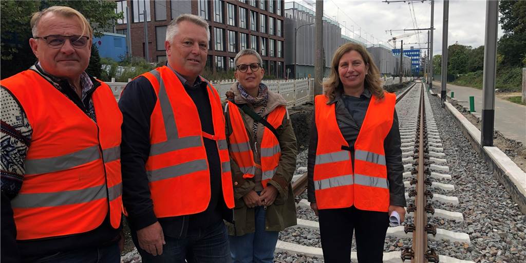 Großbaustelle: Hier fährt die Stadtbahn bald auf neuem Gleis Für die Beteiligten an der Großbaustelle zwischen Brackel und Asseln steht Anfang Oktober ein spannendes Wochenende an - hier mit (v.l.) Frank Peter (Stadtentwässerung), Diethard Wippermann (DSW21) sowie Dorith Gloth und Sylvia Uehlendahl (Tiefbauamt)