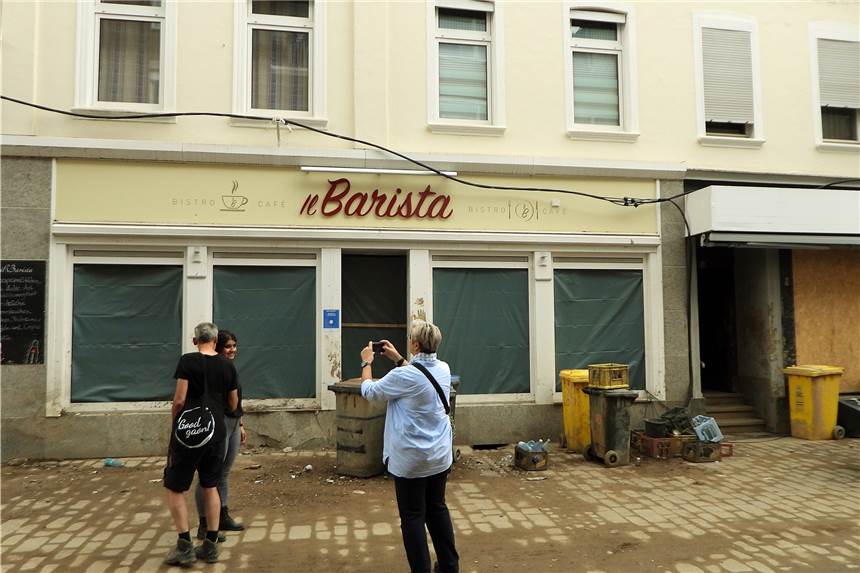 Raesfelder Spenden helfen drei Familien, die Opfer der Flut wurden Für die Betreiber des Cafés "Il Barista" ist nach der Flutkatastrophe noch viel Arbeit zu erledigen, bis man wieder Gäste empfangen kann.
