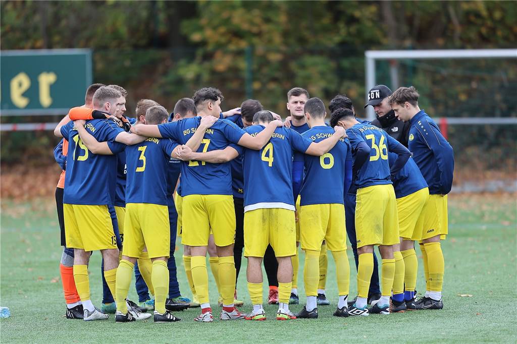 Für die Bezirksliga-Fußballer des FC Castrop-Rauxel läuft es nach zuletzt einer Niederlage und einem Unentschieden wieder rund. Das Team von FC-Trainer Michael Wurst gewann am Sonntag (6. November) das Derby gegen die Spvg Schwerin (13.) mit 4:1 (1:0) und festigte Rang drei.