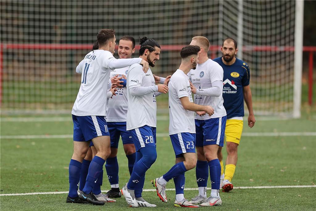 Für die Bezirksliga-Fußballer des FC Castrop-Rauxel läuft es nach zuletzt einer Niederlage und einem Unentschieden wieder rund. Das Team von FC-Trainer Michael Wurst gewann am Sonntag (6. November) das Derby gegen die Spvg Schwerin (13.) mit 4:1 (1:0) und festigte Rang drei.
